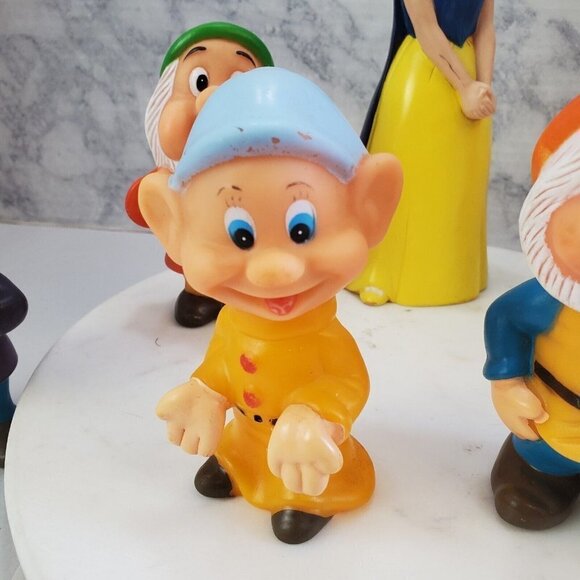 VINTAGE Snow White Seven Dwarfs Set Rubber Squeaky Toys Figure Made In Hong Kong - Picture 3 of 12